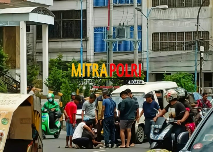Sepeda motor Aipda HP personel Polda Sumut diseruduk angkutan kota (angkot), Selasa (4/4/2023) siang