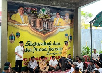 Ilham Pangestu saat melakukan pertemuan dalam acara silaturahmi dan buka puasa bersama kader dan masyarakat yang di gelar oleh DPD tingkat II partai Golkar Lhokseumawe