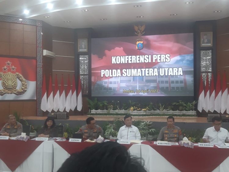 Kapolda Sumut, Irjen Pol Panca Putra Simanjuntak beri penjelasan pada konfrensi pers di Aula Tribrata Mapolda Sumut, Selasa (4/4/2023). (Foto: mitrapolri.com/Tumpal Manik)