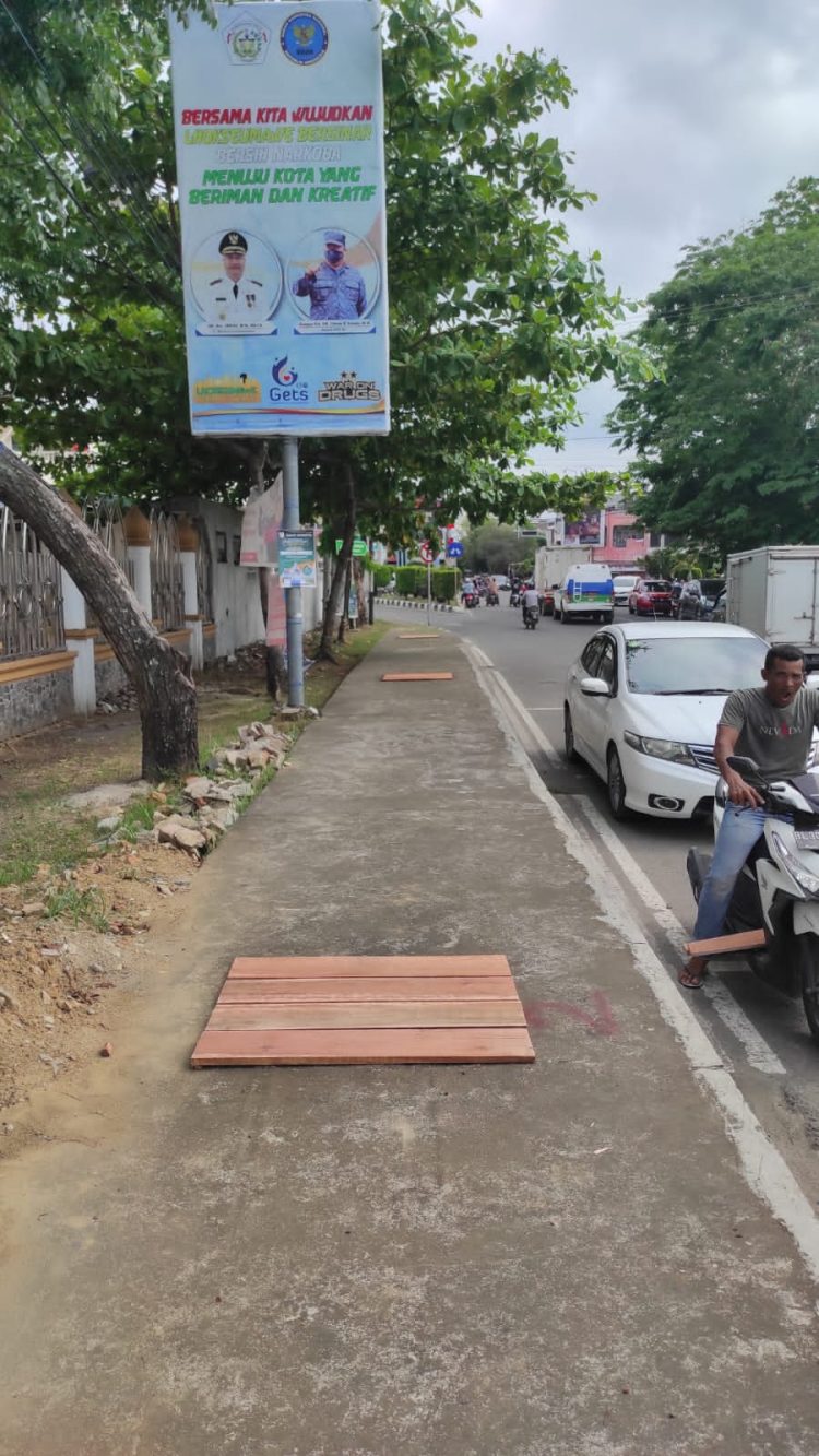 Penutupan terhadap empat lobang pada saluran air yang terletak di jalan Darussalam Gampong Simpang Peut Banda Sakti, berakhir damai