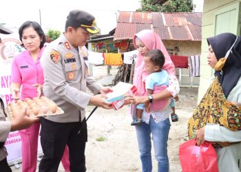 Kapolres Simalungun AKBP Ronald F.C Sipayung, S.H., S.I.K., M.H., menggelar kegiatan PMT (Pembagian Makanan Tambahan) kepada 100 (Seratus) Anak Asuh Polres Simalungun di 18 Nagori Se-Kabupaten Simalungun
