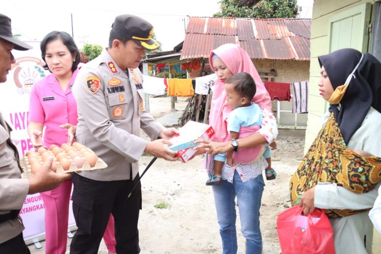 Kapolres Simalungun AKBP Ronald F.C Sipayung, S.H., S.I.K., M.H., menggelar kegiatan PMT (Pembagian Makanan Tambahan) kepada 100 (Seratus) Anak Asuh Polres Simalungun di 18 Nagori Se-Kabupaten Simalungun