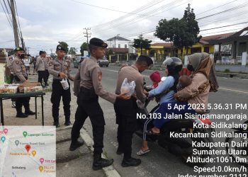 Kasat Samapta Polres Dairi AKP Tugono, SH Bersama Personil Bintara Remaja Polres Dairi Membagikan Takjil dan Kue Gratis Sebanyak 150 (Seratus lima puluh) Bungkus Sebagai Hidangan Berbuka Puasa Untuk Warga Masyarakat Kabupaten Dairi