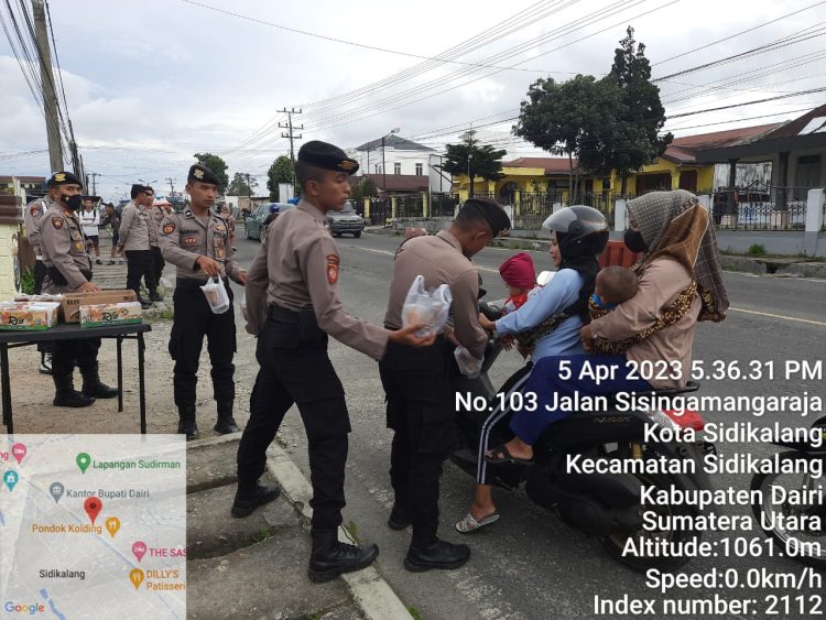 Kasat Samapta Polres Dairi AKP Tugono, SH Bersama Personil Bintara Remaja Polres Dairi Membagikan Takjil dan Kue Gratis Sebanyak 150 (Seratus lima puluh) Bungkus Sebagai Hidangan Berbuka Puasa Untuk Warga Masyarakat Kabupaten Dairi