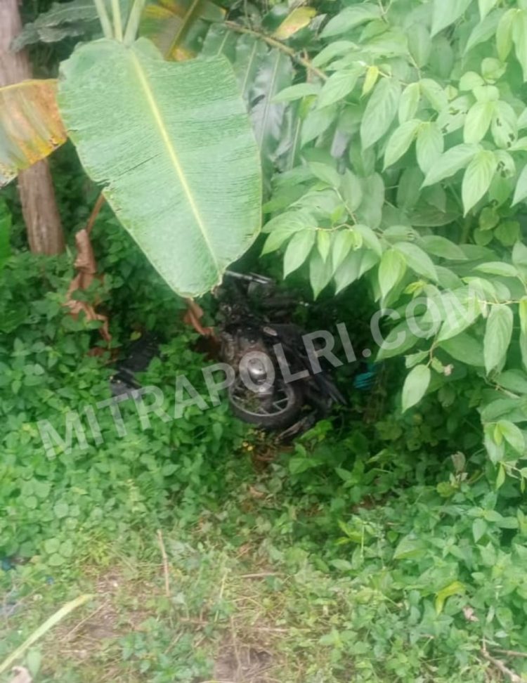 Penemuan 1 unit sepeda motor Honda Vario tanpa kap body, serta tanpa Plat BK di dalam parit sedalam kurang lebih 2,5- 3 meter