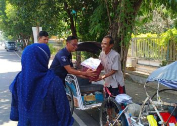 Polres Probolinggo Kota bersama Polsek jajaran memberikan bantuan sosial kepada masyarakat yang kurang mampu mulai tanggal 01 s/d 21 April 2023