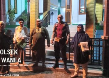 Personel Polsek Wanea Polresta Manado melakukan penjagaan serta mengamankan ibadah Sholat Subuh di Masjid Jamiatul Muslimin kampung Jawa, Rabu (5/4/2023)