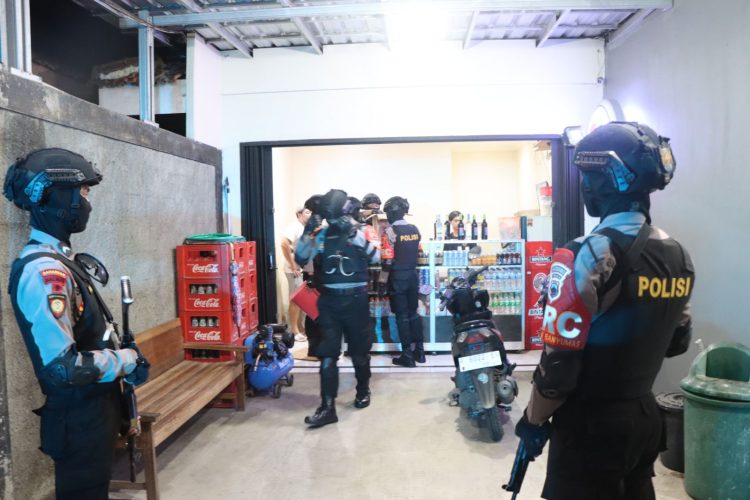Tim Patroli Presisi Reaksi Cepat (PRC) Polresta Banyumas, Polda Jateng, amankan puluhan botol minuman keras (miras) ilegal berbagai merk