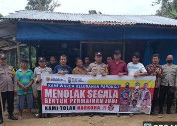 Polsek Parongil Polres Dairi dan Koramil Parongil Kodim 0206 dengan memberikan himbauan pelarangan permainan judi dalam bentuk apapun pada hari kamis 6/4/23 siang bertempat di warung milik Pasu Maringan Marpaung dan warung S Sitorus