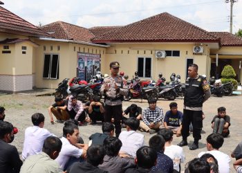 Polres Purbalingga memberikan pembinaan berupa bimbingan psikologi dan agama kepada puluhan remaja pelaku perang sarung yang diamankan Polsek Bukateja