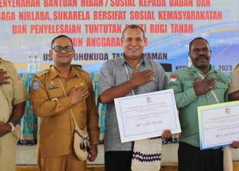 Pemerintah Daerah (Pemda) Mappi menyerahkan dana hibah kepada Komisi Pemilihan Umum Daerah (KPUD) dan Badan Pengawasa Pemilu (Bawaslu) Kabupaten Mappi