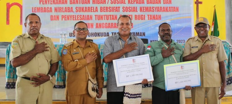 Pemerintah Daerah (Pemda) Mappi menyerahkan dana hibah kepada Komisi Pemilihan Umum Daerah (KPUD) dan Badan Pengawasa Pemilu (Bawaslu) Kabupaten Mappi