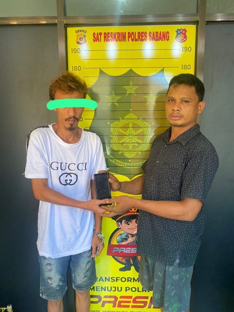 Tersangka Dugaan Tindak Pidana Pencurian diamankan Polres Sabang (kiri)