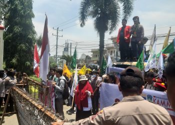 Ratusan mahasiswa yang tergabung dalam Cipayung Plus melakukan aksi demo di depan Mapolda Sumut, Kamis (6/4/23). (Foto: mitrapolri.com/ Tumpal Manik)