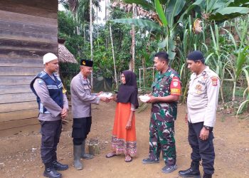 Kapolsubsektor Nisam Antara I bagikan 60 nasi kotak untuk berbuka puasa kepada masyarakat kurang mampu di beberapa tempat ibadah Desa Alue Dua dan Desa Alue Papuen Kecamatan Nisam Antara Aceh Utara. Kamis 06/04/2023