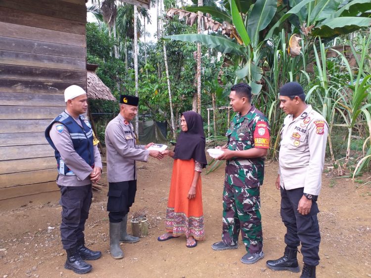 Kapolsubsektor Nisam Antara I bagikan 60 nasi kotak untuk berbuka puasa kepada masyarakat kurang mampu di beberapa tempat ibadah Desa Alue Dua dan Desa Alue Papuen Kecamatan Nisam Antara Aceh Utara. Kamis 06/04/2023