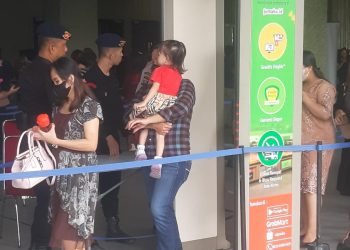 Polda Sumut mengerahkan personel di gereja GBI Pujian Penyembahan untuk pengamanan ibadah perayaan Jumat Agung, Jumat (7/4/23). (Foto:mitrapolri.com/Tumpal Manik)