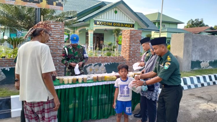 Kodim 0103/Aceh Utara membagikan takjil kepada Masyarakat yang melintas berjalan kaki dan yang mengunakan kendaraan bermotor yang lewat di depan Makodim