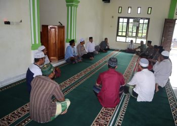 Kapolres Dairi, AKBP Wahyudi Rahman, SH, S.I.K,MM melaksanakan Jumat Curhat sekaligus melaksanakan Shalat Jumat berjamaah dengan masyarakat di Mesjid Abdul Manaf Tanggiring