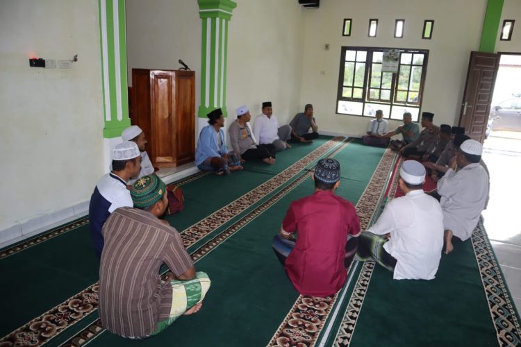 Kapolres Dairi, AKBP Wahyudi Rahman, SH, S.I.K,MM melaksanakan Jumat Curhat sekaligus melaksanakan Shalat Jumat berjamaah dengan masyarakat di Mesjid Abdul Manaf Tanggiring