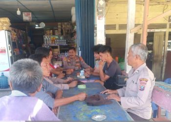 Polsek Parongil dibawah pimpinan Kapolsek Parongil AKP Hotman Purba gelar jumat curhat menyampaikan pesan-pesan Kamtibmas Kepada Masyarakat berlokasi di Kedai Kopi Pak Saidi Sihombing Kel. Parongil