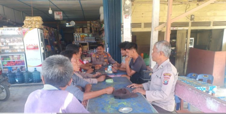 Polsek Parongil dibawah pimpinan Kapolsek Parongil AKP Hotman Purba gelar jumat curhat menyampaikan pesan-pesan Kamtibmas Kepada Masyarakat berlokasi di Kedai Kopi Pak Saidi Sihombing Kel. Parongil