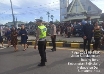 Personil Polres Dairi beserta polsek sejajarannya memberikan pengamanan bagi tempat ibadah Gereja yang sedang melaksanakan ibadah Jumat Agung