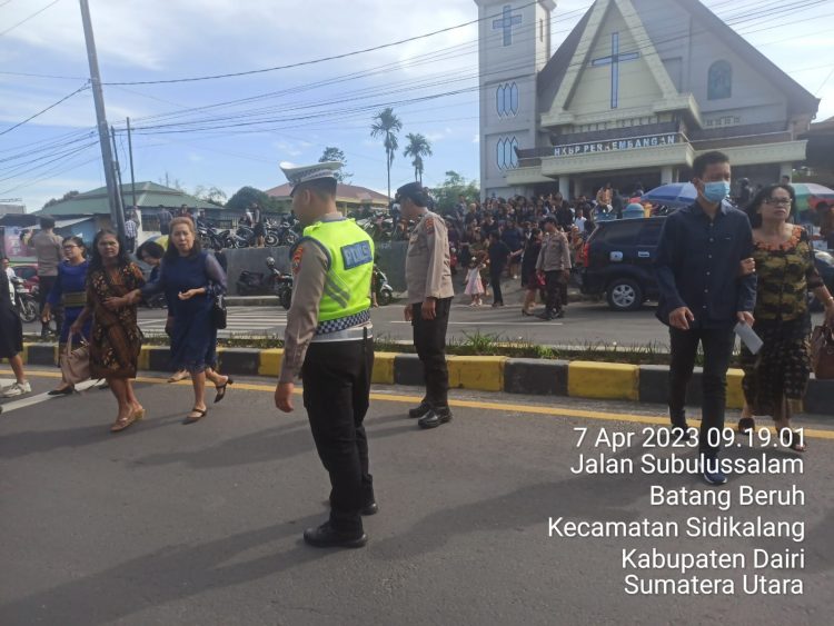 Personil Polres Dairi beserta polsek sejajarannya memberikan pengamanan bagi tempat ibadah Gereja yang sedang melaksanakan ibadah Jumat Agung