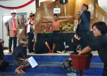 Naposo Bulung HKBP Panjidabutar Kabupaten Dairi memeriahkan Jumat agung menampilkan fragmen Perjalanan Salib kematian Yesus di Bukit Golgata