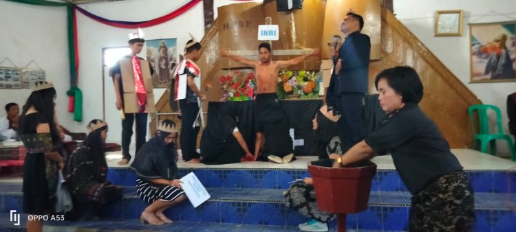 Naposo Bulung HKBP Panjidabutar Kabupaten Dairi memeriahkan Jumat agung menampilkan fragmen Perjalanan Salib kematian Yesus di Bukit Golgata