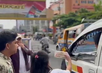 Tim Tempat Hiburan Koin Membagikan Takjil kepada Pengendara di Kota Pematangsiantar