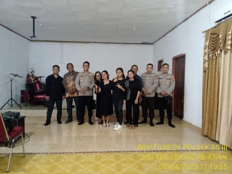 Semendawai Suku (SS) III Polres Oku Timur menggelar kegiatan pengamanan dibeberapa gereja, Jum'at (7/4/2023)