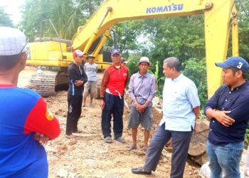 Bupati Wajo, Amran Mahmud meninjau pengerjaan kegiatan Perkuatan Tebing Sungai Lakadaung, Kelurahan Dualimpoe, Kecamatan Maniangpajo