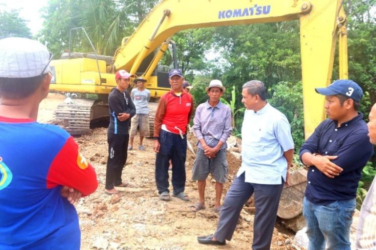 Bupati Wajo, Amran Mahmud meninjau pengerjaan kegiatan Perkuatan Tebing Sungai Lakadaung, Kelurahan Dualimpoe, Kecamatan Maniangpajo