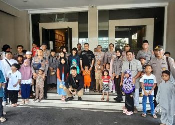 Wakapolresta AKBP Faisol Wahyudi S.I.K, beserta PJU Polresta Manado mengajak anak-anak yatim piatu untuk berbelanja memilih sendiri pakaian dan perlengkapan dalam rangka menyambut Hari Raya Idul Fitri 1444 H tahun 2023