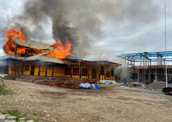 Kebakaran yang terjadi di Kantor Bupati Dogiyai, Sabtu (8/4) siang