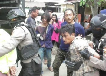 Personel Polda Sumut menggerebek lokasi judi dan narkoba yang disinyalir terbesar di Jermal 15 Medan, Sabtu (8/4/2023). (Foto Dok/ Polda Sumut)