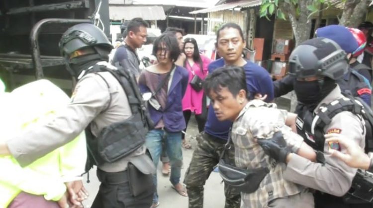 Personel Polda Sumut menggerebek lokasi judi dan narkoba yang disinyalir terbesar di Jermal 15 Medan, Sabtu (8/4/2023). (Foto Dok/ Polda Sumut)