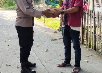 Jajaran Polsek Samudera bagikan 100 nasi kotak kepada warga kurang mampu dan anak yatim menjelang waktu berbuka puasa di Kecamatan Samudera, Aceh Utara