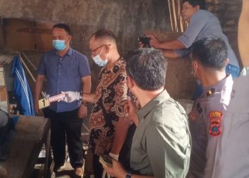 Kasat Reskrim Polres Pematangsiantar AKP Banuara Manurung SH, memimpim evakuasi penemuan sesosok mayat berjenis kelamin laki-laki di Gudang Mebel Jati Mas yang berada di Jalan Medan KM 5,5, Kelurahan Sumber Jaya
