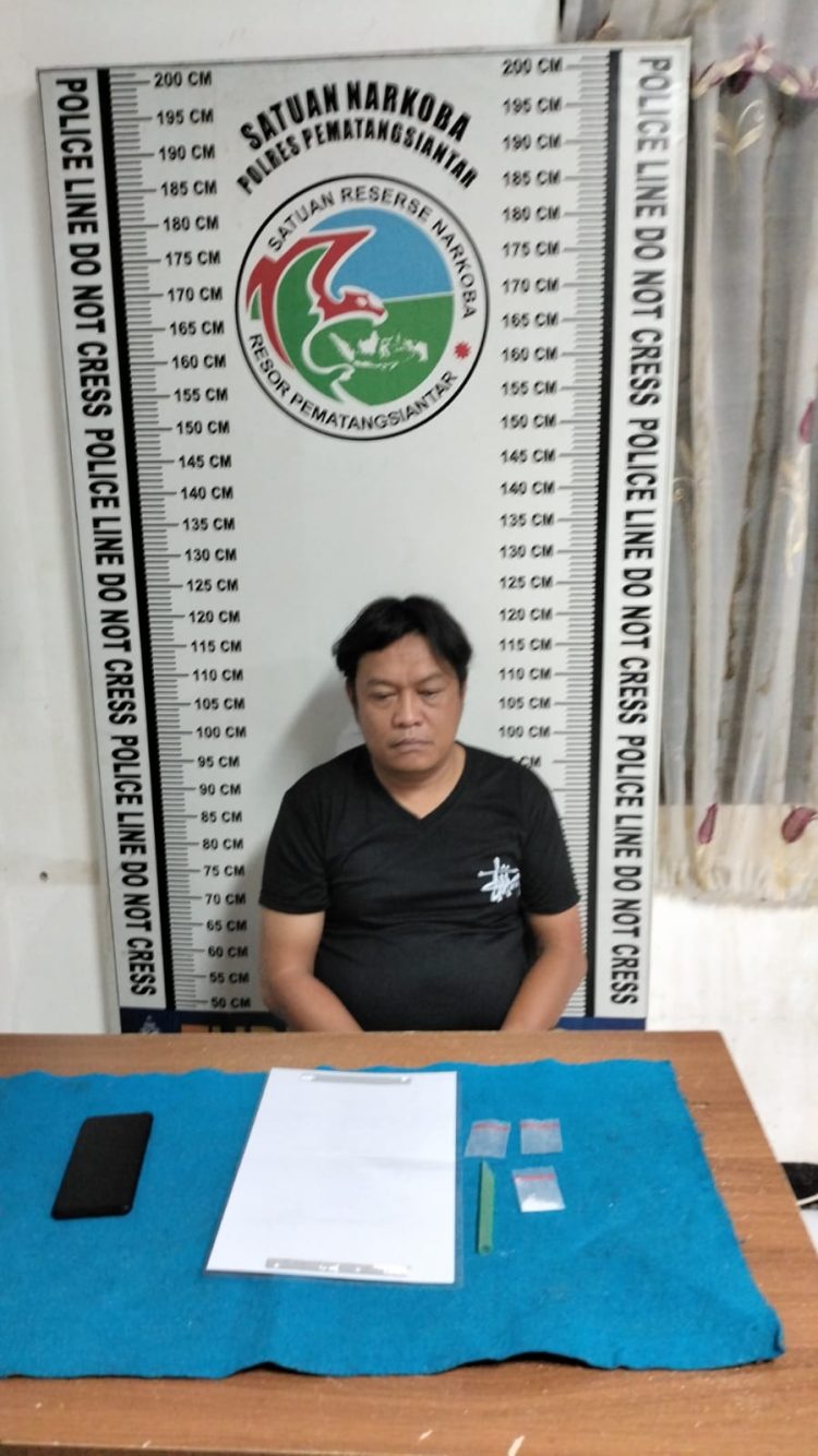 Polres Pematangsiantar berhasil mengamankan Laki-laki berinisial Zulfan Asmi (48) dikarenakan memiliki Narkotika jenis sabu seberat bruto 0,60 gram di Kos-kosan Lisdi di Jalan Sipirok, Kelurahan Timbang Galung