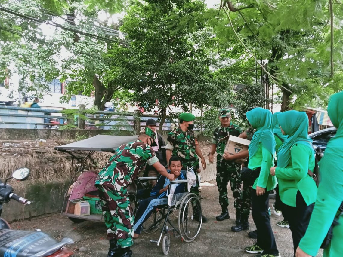 anggota Koramil 418-08/Sako besarta Persit Ranting 9 Sako membagikan takjil buka puasa kepada warga masyarakat yang bertempat di Depan Koramil 418-08/Sako