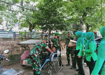 anggota Koramil 418-08/Sako besarta Persit Ranting 9 Sako membagikan takjil buka puasa kepada warga masyarakat yang bertempat di Depan Koramil 418-08/Sako