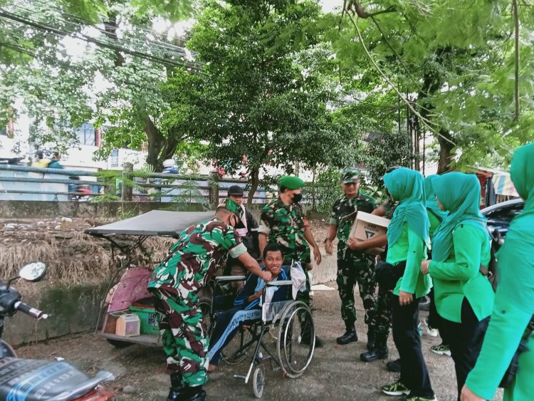 anggota Koramil 418-08/Sako besarta Persit Ranting 9 Sako membagikan takjil buka puasa kepada warga masyarakat yang bertempat di Depan Koramil 418-08/Sako