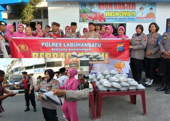 Kasat Samapta Polres Labuhanbatu AKP Amdi Karena beserta jajarannya dan pengurus Bhayangkari berbagi Takjil kepada pengguna jalan di perempatan Pos Lantas Kota R.prapat