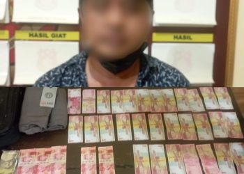 Pelaku PS (52) warga desa Pagerlaang Kec. Kemranjen yang kedapatan membeli barang menggunakan uang palsu