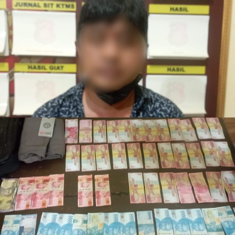 Pelaku PS (52) warga desa Pagerlaang Kec. Kemranjen yang kedapatan membeli barang menggunakan uang palsu
