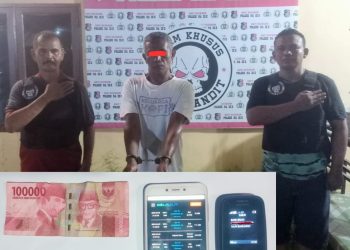 Pelaku BS (56) lingkungan V Purwosari Kelurahan Aek Kota Batu Kecamatan NA IX-X Kabupaten Labura sedang mempermain HP androidnya untuk bermain judi online jenis togel dirumahnya