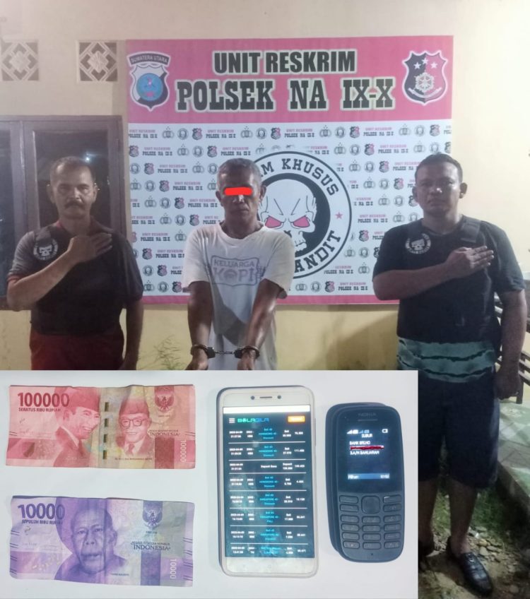 Pelaku BS (56) lingkungan V Purwosari Kelurahan Aek Kota Batu Kecamatan NA IX-X Kabupaten Labura sedang mempermain HP androidnya untuk bermain judi online jenis togel dirumahnya