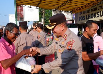 Polres Aceh Utara bersama Pengurus Yayasan Kemala Bhayangkari Cabang Aceh Utara membagi-bagikan ratusan paket takjil gratis kepada pengguna jalan dan masyarakat
